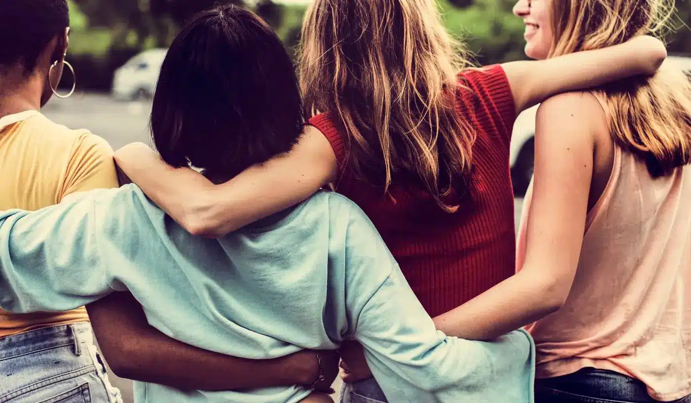 Frauen halten sich im Arm