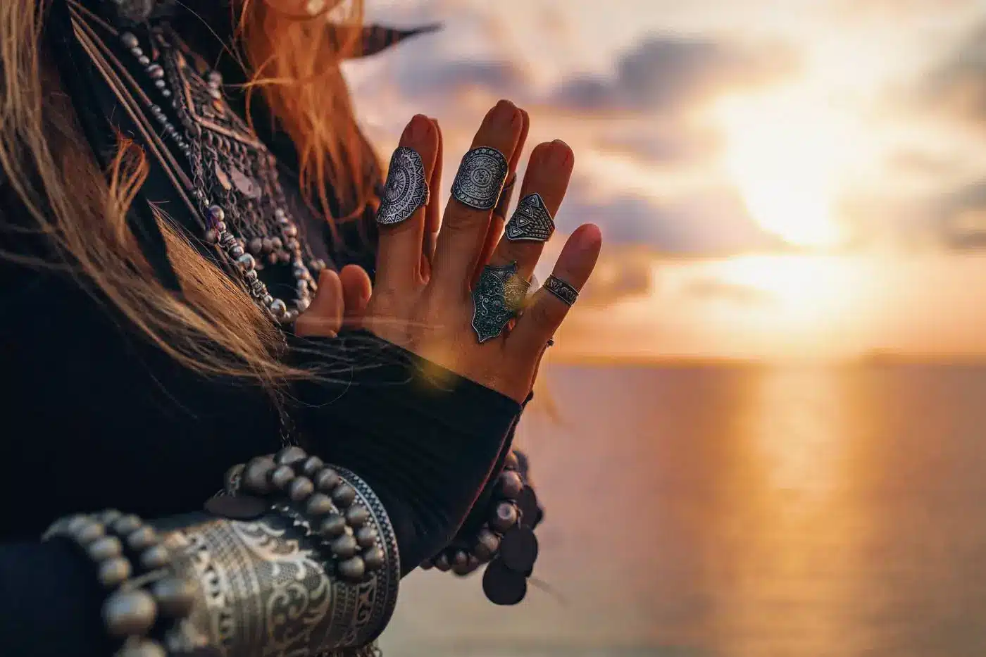 Zwei Hände mit Ringen im Abendlicht